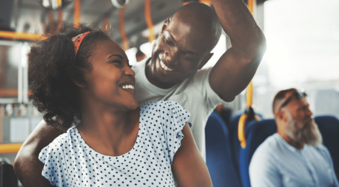 couple dans un bus partenaire